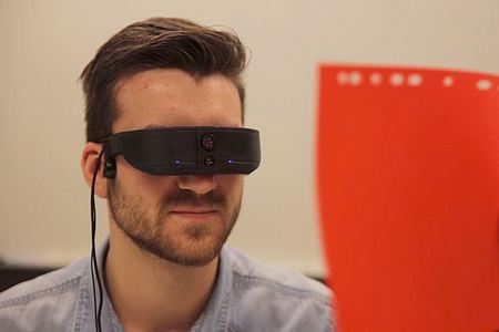 Слепой великобританец получил очки виртуальной реальности